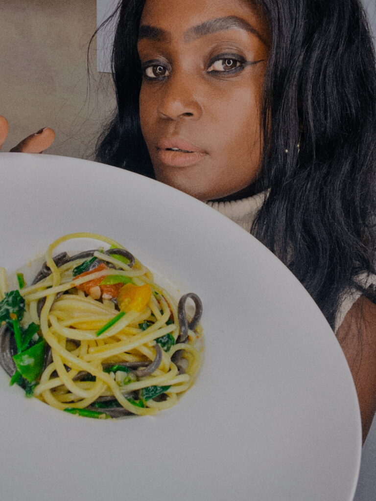 Woman holding a plate of pasta inspired by the Meghan Markle one-pot-pasta recipe